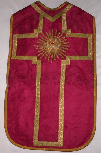 Ornement rouge 1 : chasuble, bourse de corporal, manipule, voile de calice