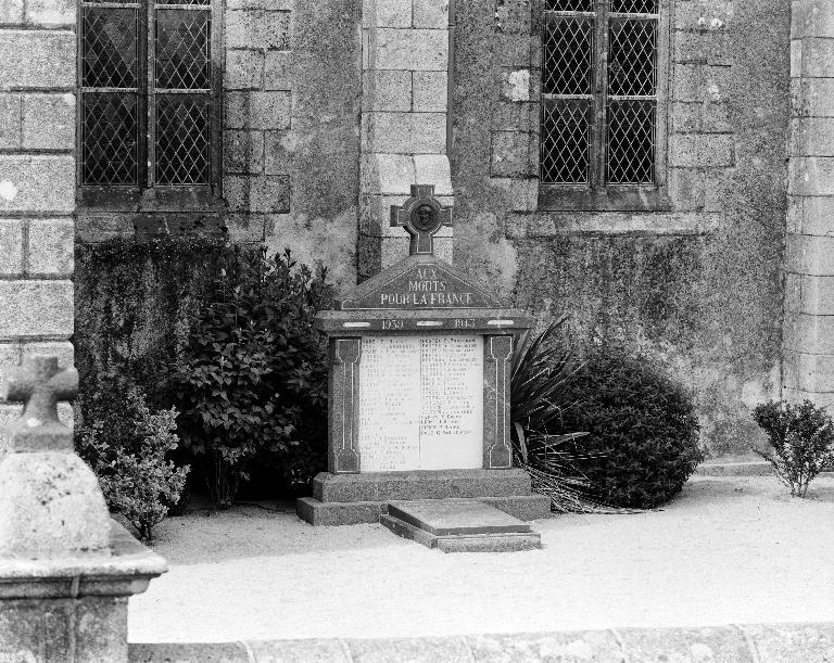 Monument aux morts 2, église paroissiale Saint-Pierre (Plounévez-Lochrist)