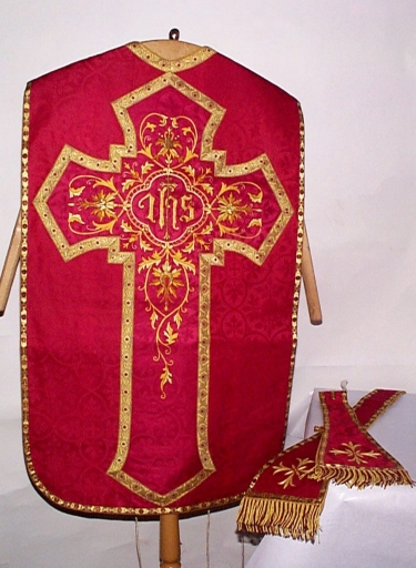 Ornement rouge 1 : chasuble, étole, manipule (Maure-de-Bretagne fusionnée en Val d'Anast en 2017)