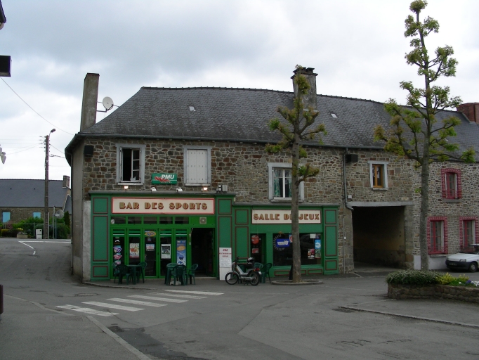Maison à boutique, actuellement café, 15 place André Ferré (Tinténiac)
