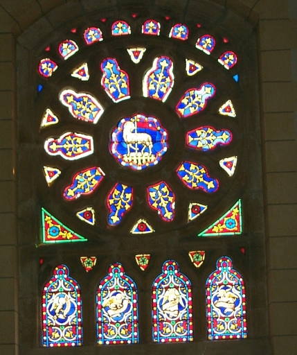 Verrière figurée décorative de la baie 17 : Symboles des évangélistes, Agneau aux septs sceaux, ornementation végétale