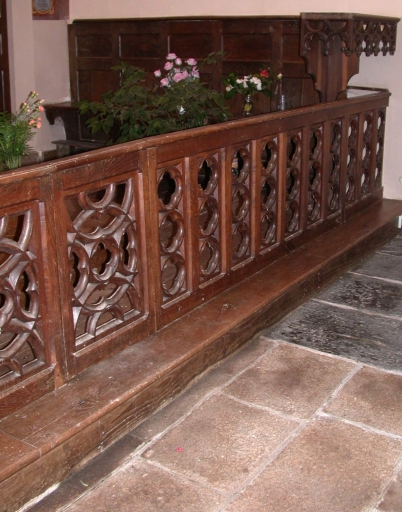 Ensemble de mobilier de choeur : clôture d'autel, 2 reposoirs, 2 bancs de choeur