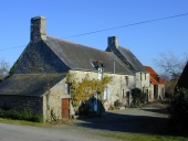 Alignement de deux fermes, Lécusset (Cuguen)