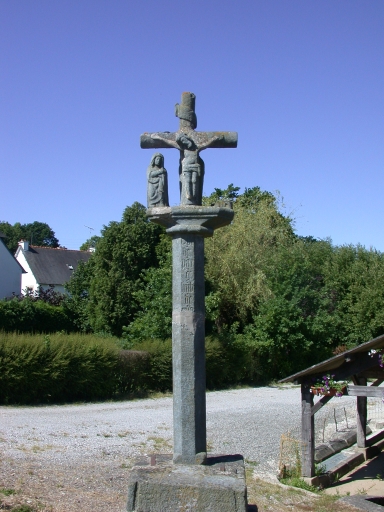 Croix de chemin, rue Nationale (Saint-Caradec)
