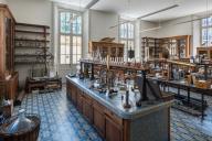 Présentation de la collection d'instruments scientifiques du lycée Émile Zola, Avenue Jean Janvier (Rennes)