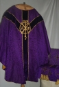 Ornement violet 3 : chasuble, étole, manipule, voile de calice, bourse de corporal
