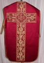 Ornement rouge 1 : chasuble, bourse de corporal, étole, manipule, voile de calice