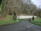 Les voies ferrées, bornes routières, ponts, fontaines, ports et quais sur la commune de Ploulec'h