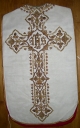 Ornement blanc 2 : chasuble, étole, manipule et voile de calice