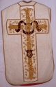 Ornement blanc : chasuble, étole, voile de calice