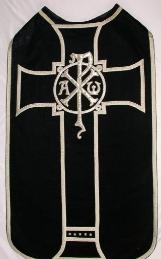 Ornement noir 1 : chasuble, manipule, voile de calice