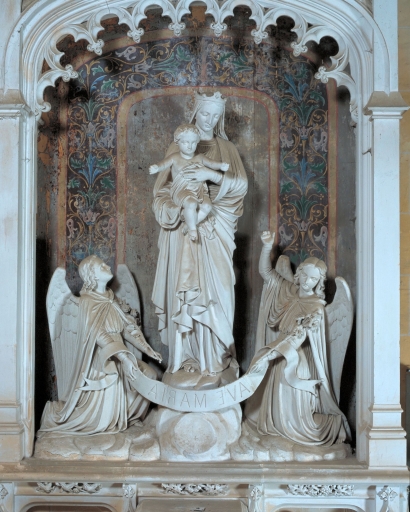 Groupe sculpté : Vierge à l'Enfant avec deux anges