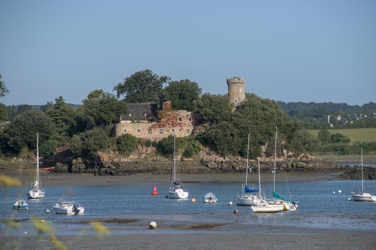 Tours de la forteresse de Péhou (Plouër-sur-Rance)
