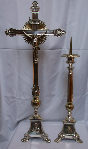 Garniture d'autel 2 : croix et paire de chandeliers