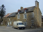 Alignement d'une maison et d'une ferme, la Grandais (Sens-de-Bretagne)