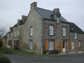 Alignement de 6 maisons, D9 (Tressé fusionnée en Mesnil-Roc'h en 2019)