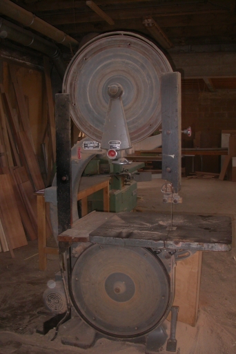 Machine à découper par scie (scie à ruban)