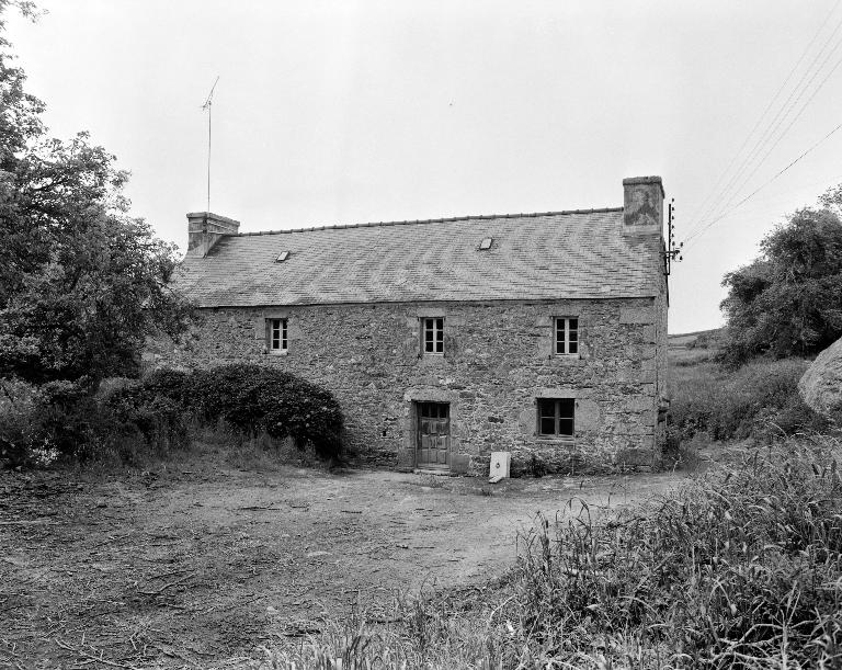 Moulin à eau aujourd'hui ferme, Moulin d'Alm, Trobily (Plounévez-Lochrist)