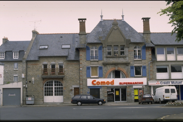 Entrepôt commercial, siège de l'entreprise de travaux publics Macé, actuellement magasin de commerce, 2 à 5 place du Général-de-Gaulle, les Mielles (Saint-Cast-le-Guildo)