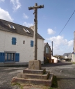 Croix de chemin, rue Duguay-Trouin ; rue de la Vallée, la Ville-Louais (Pordic)