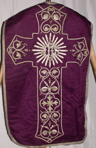 Ornement violet 2 : chasuble, bourse de corporal, étole, manipule, voile de calice