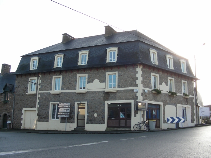 Hôtel-restaurant, 2 rue du Relais de poste, le Vieux Bourg (Miniac-Morvan)