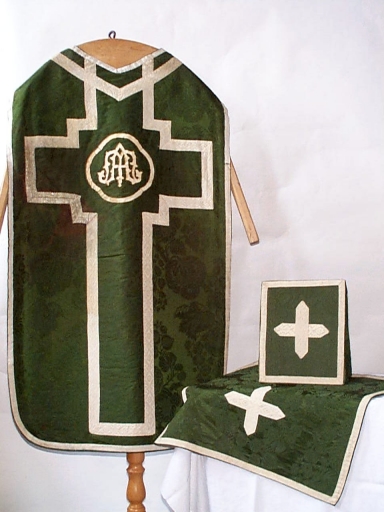 Ornement vert 3 : chasuble, bourse de corporal, voile de calice (Campel fusionnée en Val d'Anast en 2017)