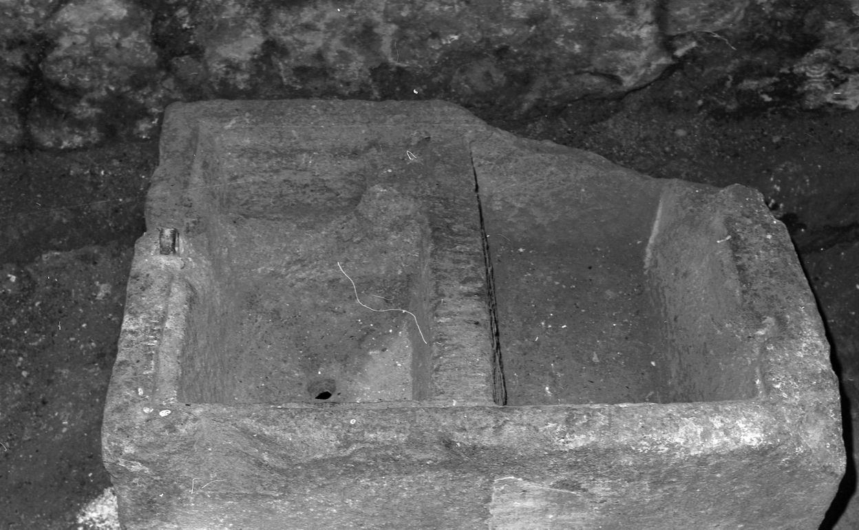 Fonts baptismaux (cuve baptismale à infusion), chapelle Notre-Dame (Rostrenen)