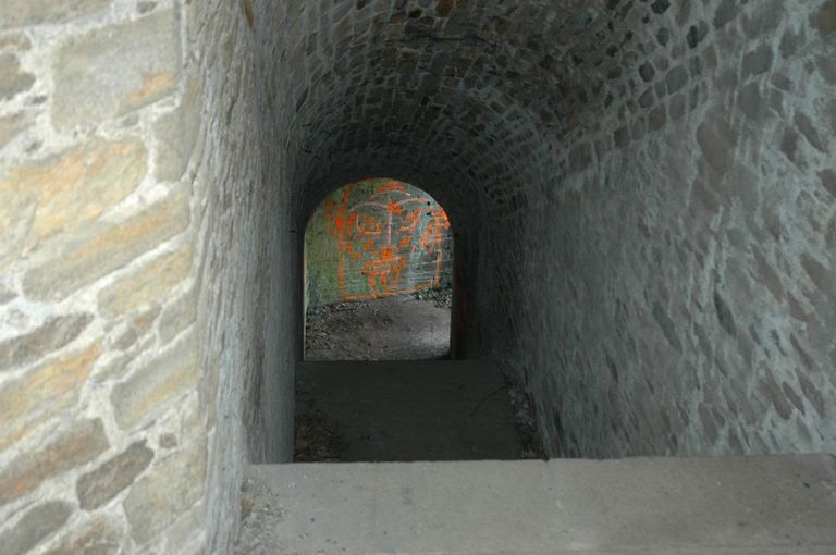 Fortification d'agglomération : galerie de communication entre la porte de la Brasserie et le bastion du Menès, rue du Moulin à poudre, Place de la porte de la Brasserie (Brest)