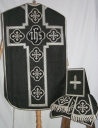 Ornement noir 1 : chasuble, bourse du corporal, étole, manipule, voile de calice
