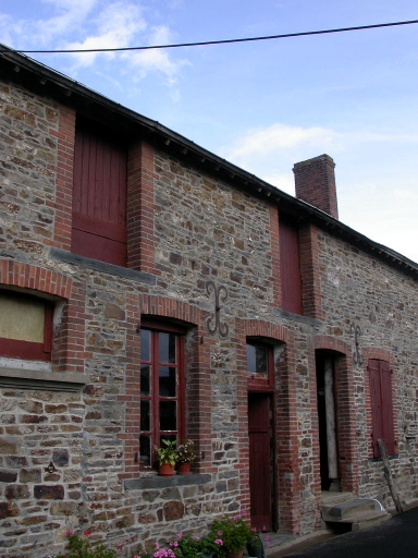 Alignement de maisons, rue de l'Eglise (Chelun)