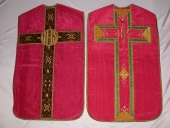 Ornement rouge : 2 chasubles, 2 étoles, 2 manipules, 2 voiles de calice, 2 bourses de corporal