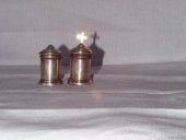 Coffret aux saintes huiles ; ampoule à saint chrême