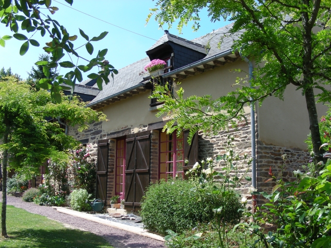 Alignement de maisons, la Frogerais (Orgères)