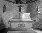 Ensemble du maître-autel : autel, tabernacle, gradin d'autel, degré d'autel (Chauvigné)