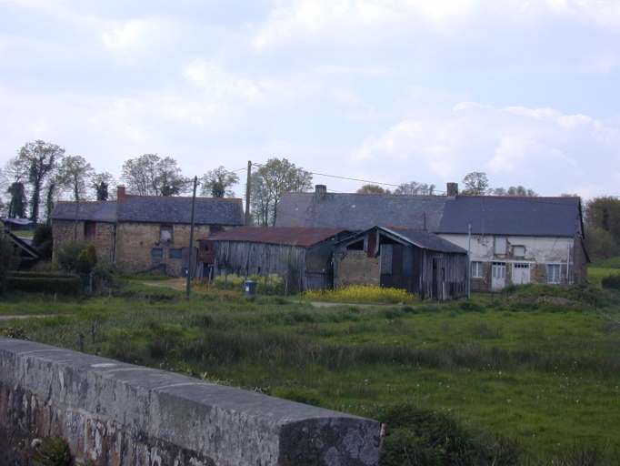 Alignement de deux fermes, le Petit Boulet (Feins)