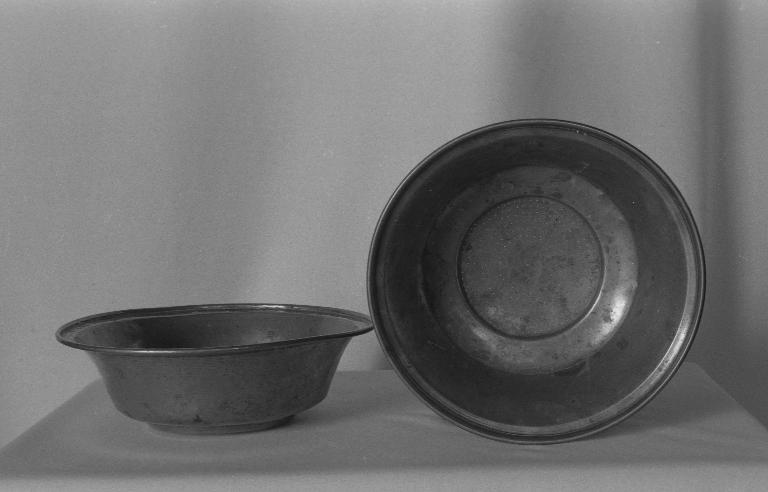 Objet du culte catholique : ensemble de deux plats