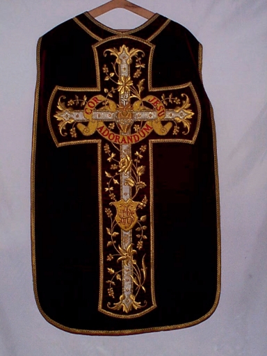 Ornement rouge : chasuble, étole