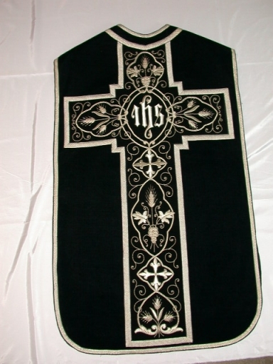 Ornement noir 1 : chasuble, voile de calice, manipule, bourse de corporal et étole