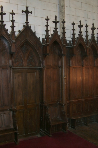 Mobilier de choeur : lambris de demi-revêtement, 4 stalles, 7 bancs