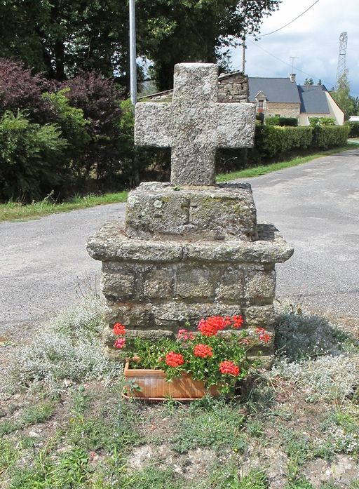 Croix de chemin, près de Kerquemaudet (Lizio)