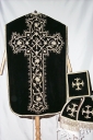 Ornement noir : chasuble, étole, manipule, bourse du corporal