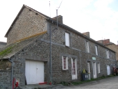 Alignement de maisons, le Village (Le Tronchet)