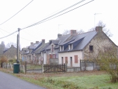 Alignement de sept maisons, la Barre de Traversot (Pipriac)