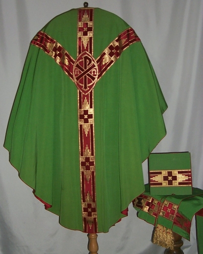 Ornement vert 4 : chasuble, étole, manipule, voile de calice, bourse de corporal