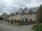 Alignement de maisons et de dépendances, Travoux (Québriac)