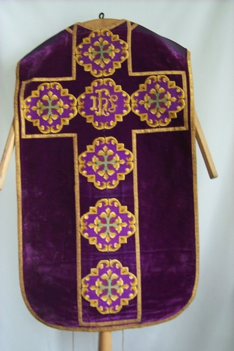 Ornement violet 1 : chasuble