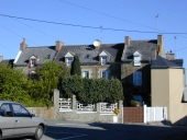 Ensemble de quatre maisons formant alignement