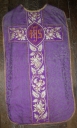 Ornement violet 3 : chasuble, étole, manipule, voile de calice et bourse de corporal