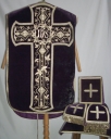 Ornement violet 2 : chasuble, bourse du corporal, étole, manipule, voile de calice